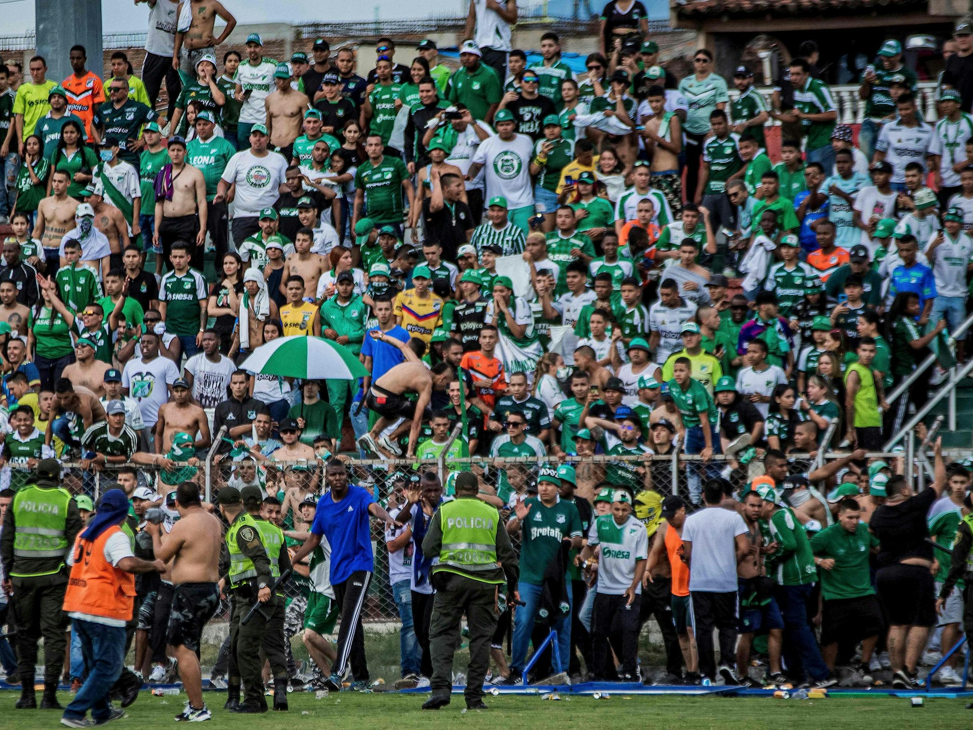 Ausschreitungen in Tula: Fans aus Cali attackieren die eigene Mannschaft.