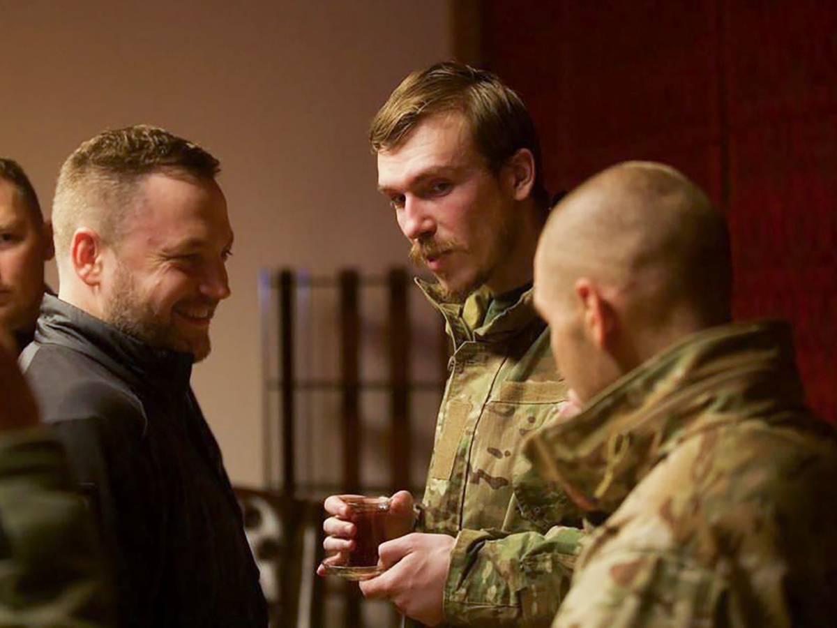 Auf dem undatierten Handout spricht der ukrainische Innenminister Denys Monastyrsky (2.v.l) mit Denys Prokopenko (2.v.r), Kommandeur des umstrittenen Nationalgarderegiments „Asow“, der im Rahmen eines Gefangenenaustauschs zwischen Russland und der Ukraine am 21.09.2022 freigelassen wurde.dpa