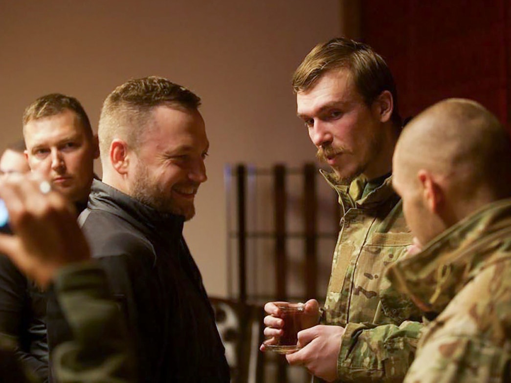 Auf dem undatierten Handout spricht der ukrainische Innenminister Denys Monastyrsky (2.v.l) mit Denys Prokopenko (2.v.r), Kommandeur des umstrittenen Nationalgarderegiments „Asow“, der im Rahmen eines Gefangenenaustauschs zwischen Russland und der Ukraine am 21.09.2022 freigelassen wurde.dpa