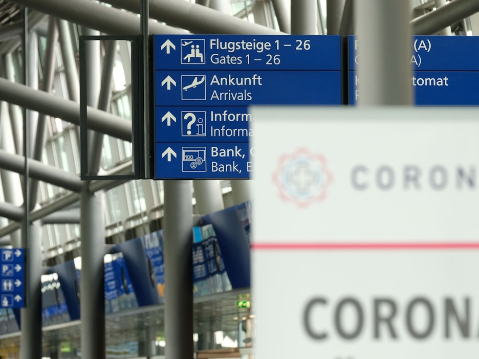 Das undatierte Symbolbild zeigt ein Schild mit der Aufschrift „Coronatest“ im Terminal vom Flughafen Leipzig-Halle.