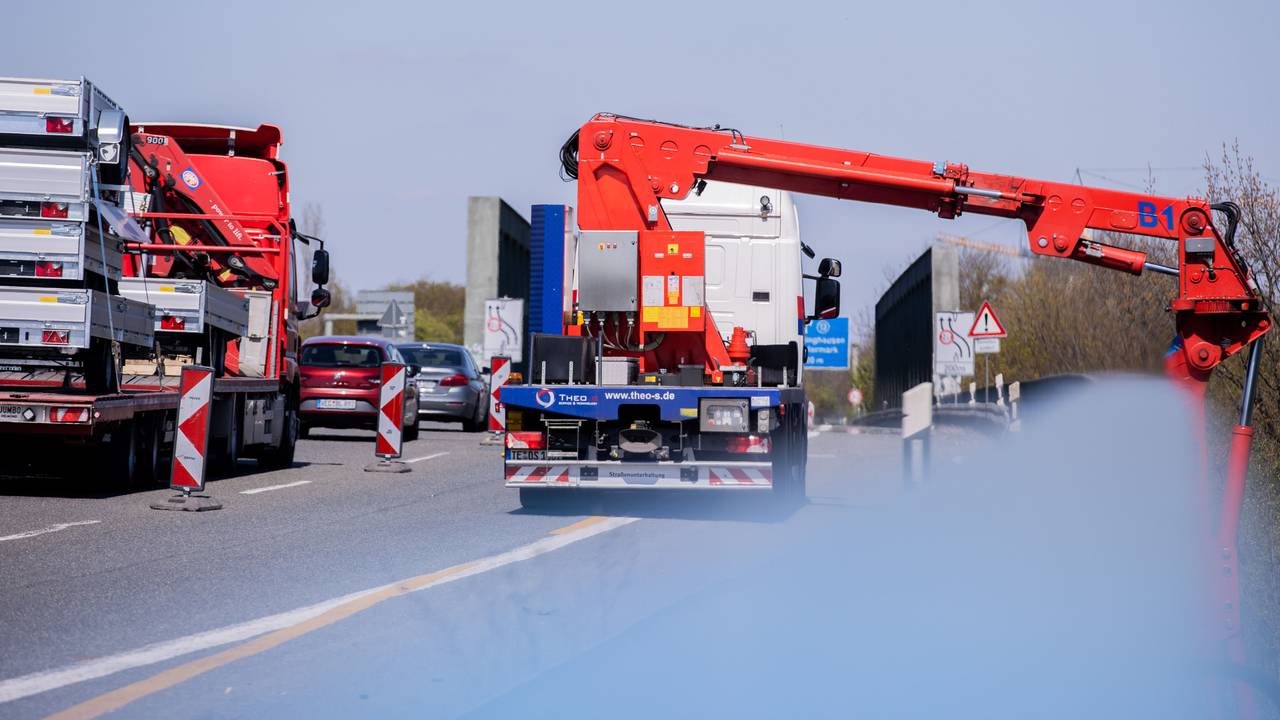Die Sperrung muss wegen Arbeiten an einer Brücke durchgeführt werden. Unser Foto zeigt Brückenüberprüfungen an der A43.