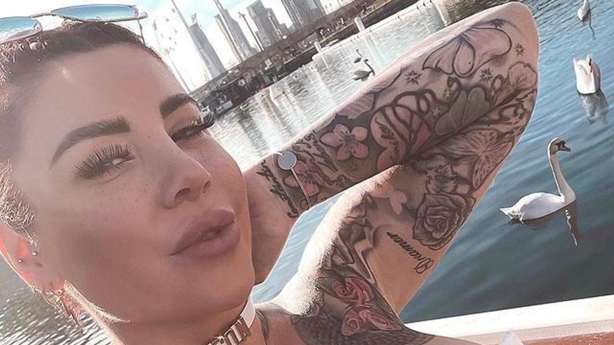 Auf dem Selfie trägt Kate ein weißes trägerloses Top. Auf dem Kopf trägt sie eine Sonnenbrille und blickt mit leicht geöffnetem Mund lasziv in die Kamera.