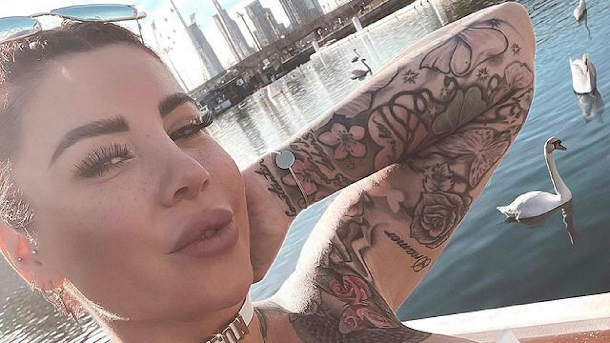 Auf dem Selfie trägt Kate ein weißes trägerloses Top. Auf dem Kopf trägt sie eine Sonnenbrille und blickt mit leicht geöffnetem Mund lasziv in die Kamera.