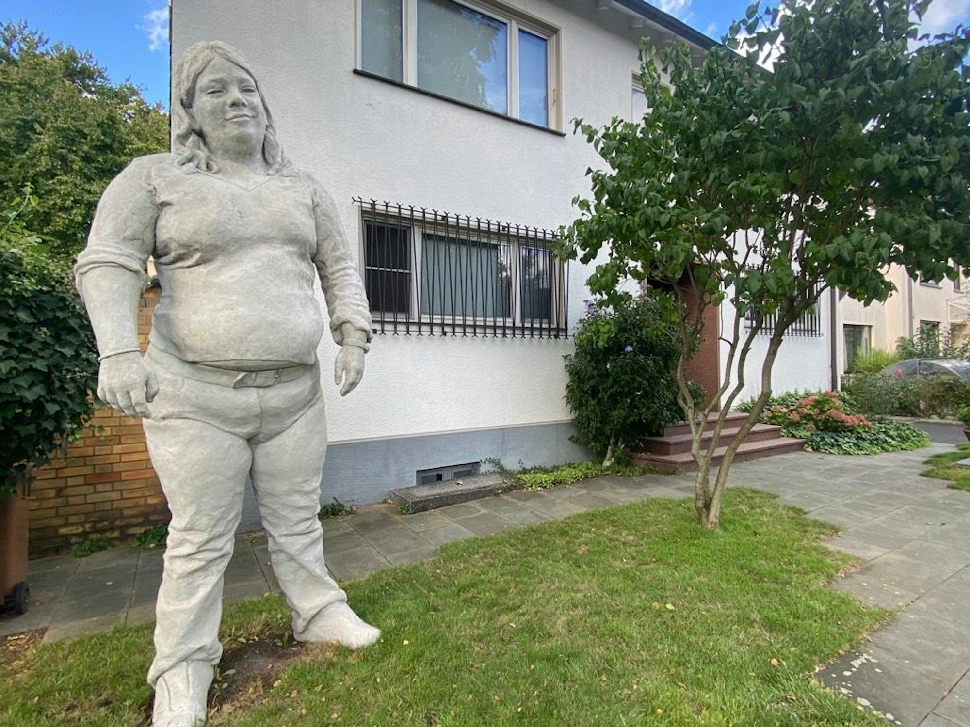Die Skulptur von Vivi steht im Kölner Stadtteil Nippes und ist 3,04 Meter groß.