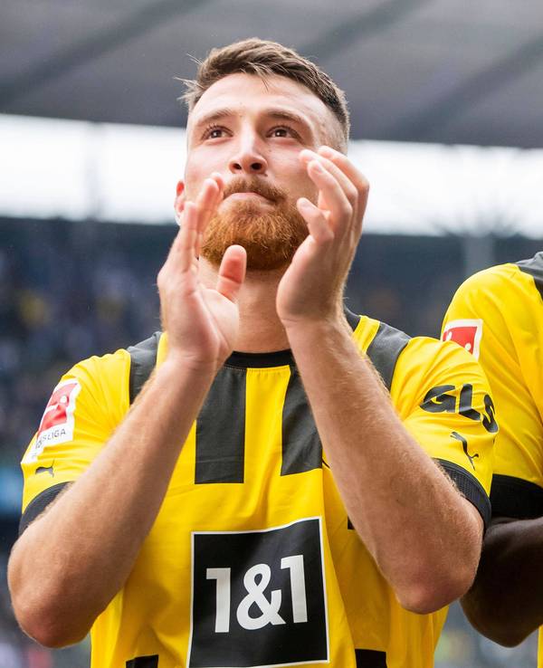 Salih Özcan und Anthony Modeste klatschen in Richtung ihrer Fans.