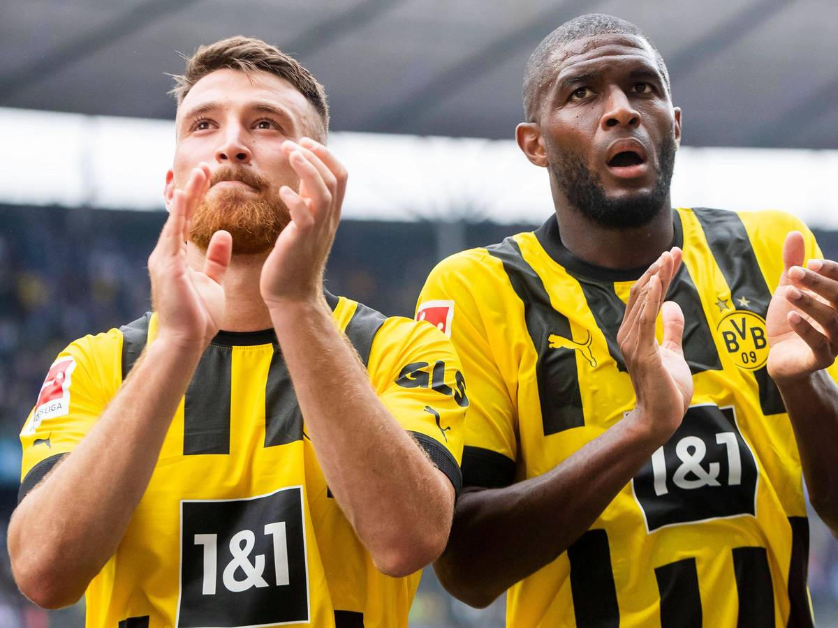 Salih Özcan und Anthony Modeste klatschen in Richtung ihrer Fans.