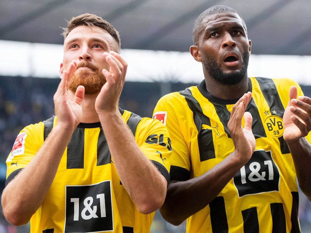 Salih Özcan und Anthony Modeste klatschen in Richtung ihrer Fans.