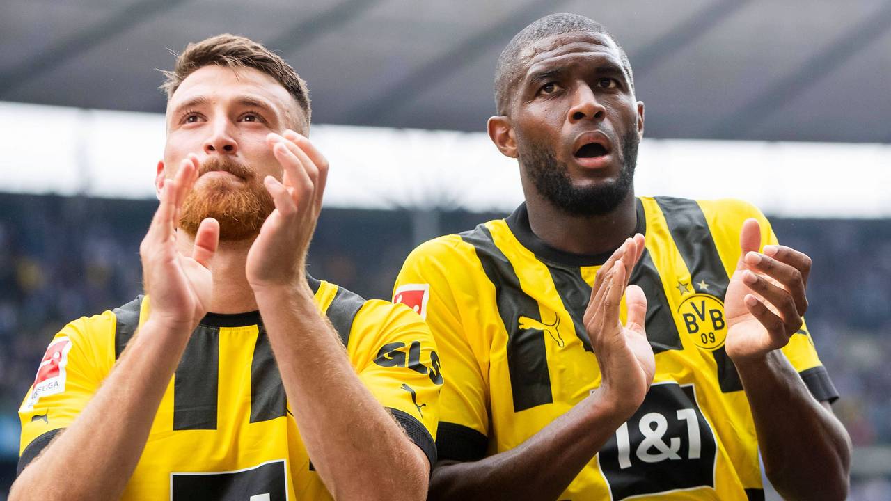 Salih Özcan und Anthony Modeste klatschen in Richtung ihrer Fans.