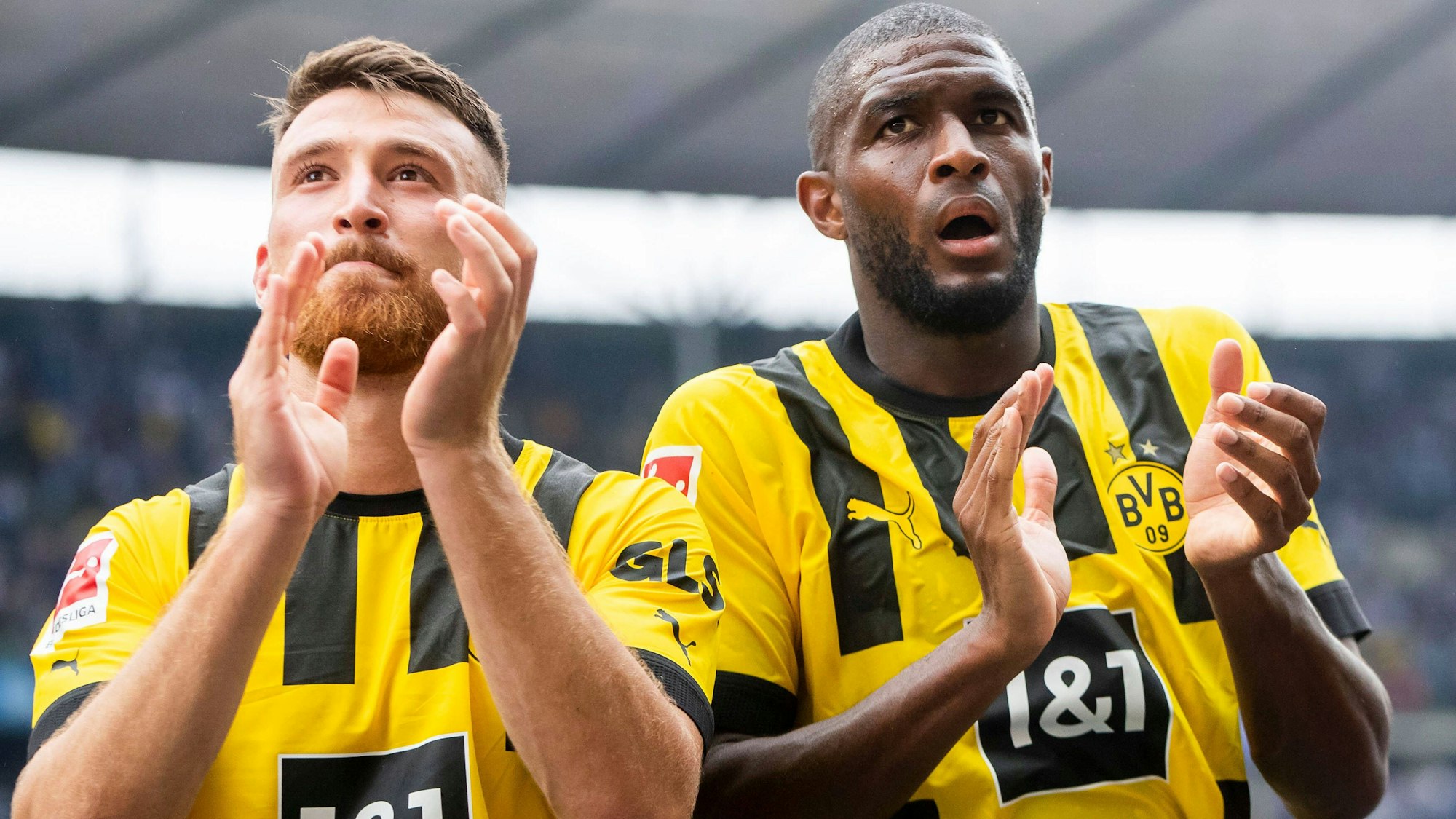 Salih Özcan und Anthony Modeste klatschen in Richtung ihrer Fans.