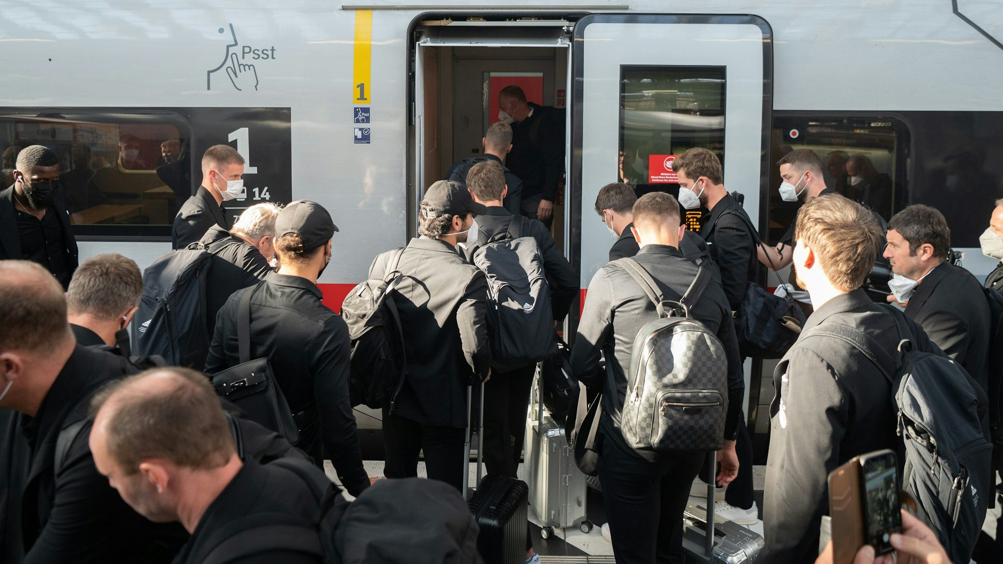 Nationalspieler und Teile des Funktionsteams steigen in den ICE ein.