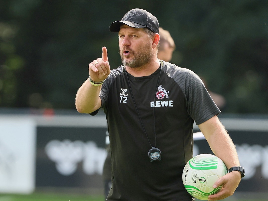 Steffen Baumgart beim Training des 1. FC Köln am 13. September 2022 mit dem Conference League Ball unter dem Arm.