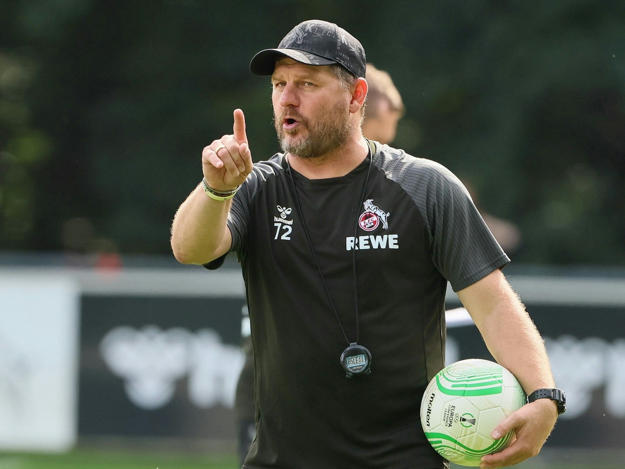 Steffen Baumgart beim Training des 1. FC Köln am 13. September 2022 mit dem Conference League Ball unter dem Arm.