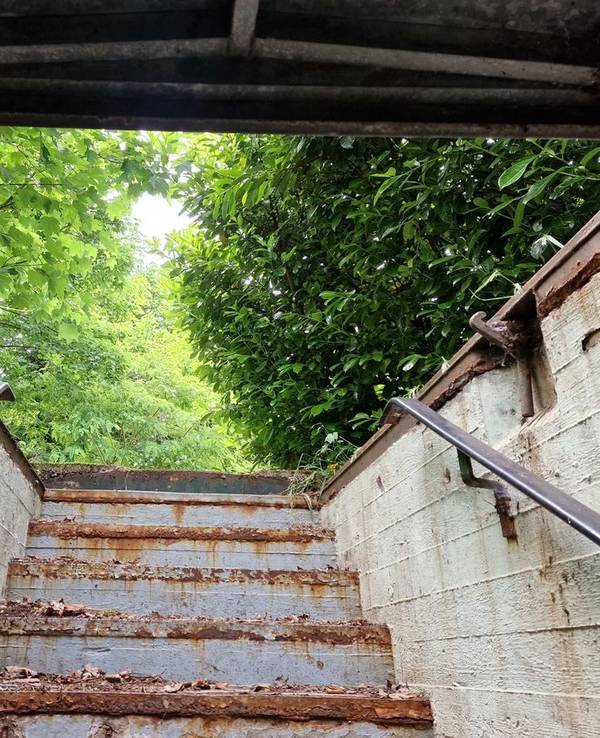 Eine Treppe des Bunkers, die nach oben führt.