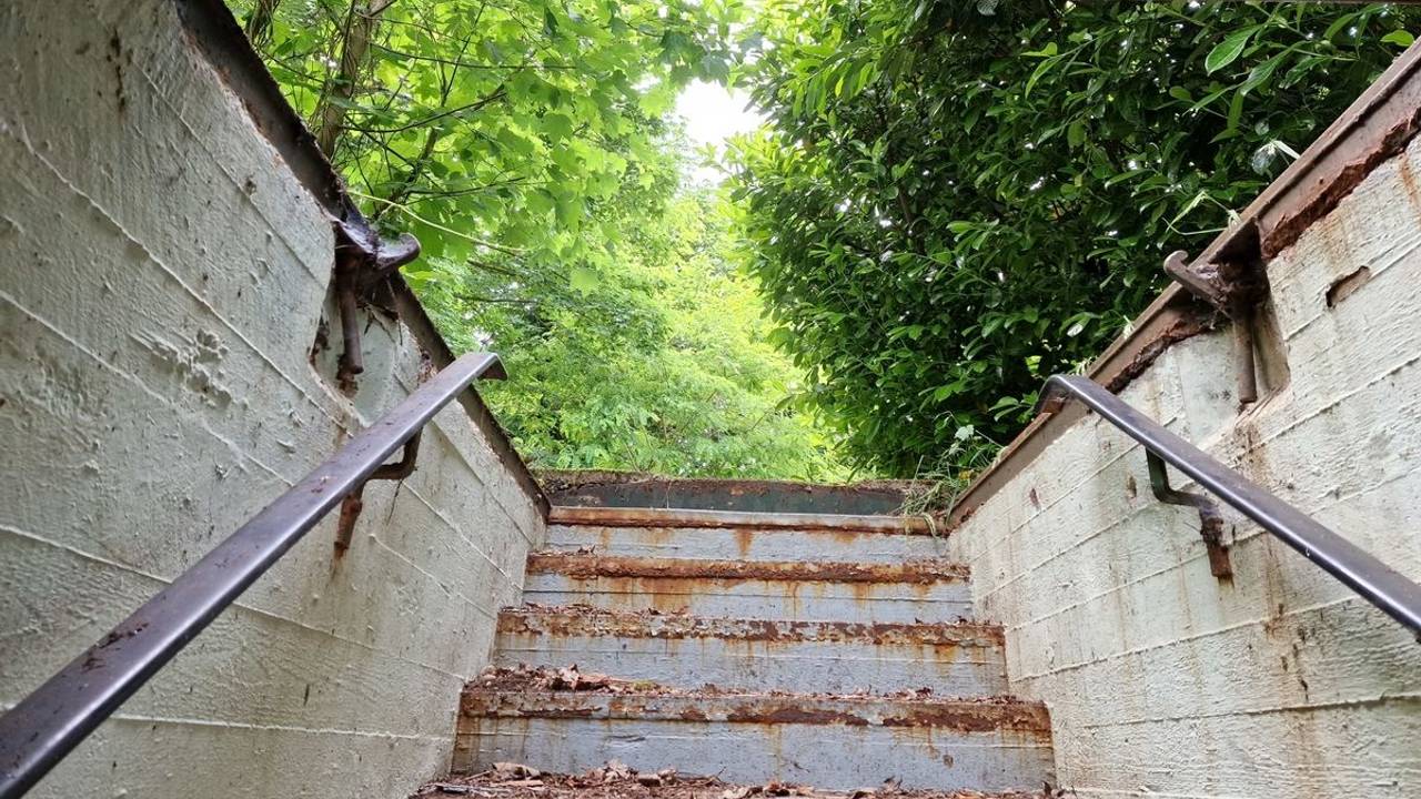 Eine Treppe des Bunkers, die nach oben führt.