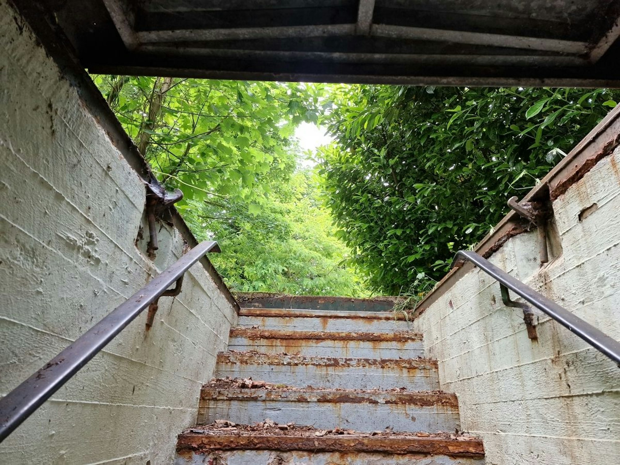 Eine Treppe des Bunkers, die nach oben führt.