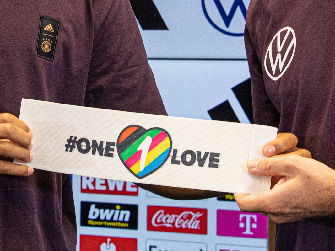 Thilo Kehrer und Jonas Hofmann präsentieren die deutsche Kapitänsbinde.