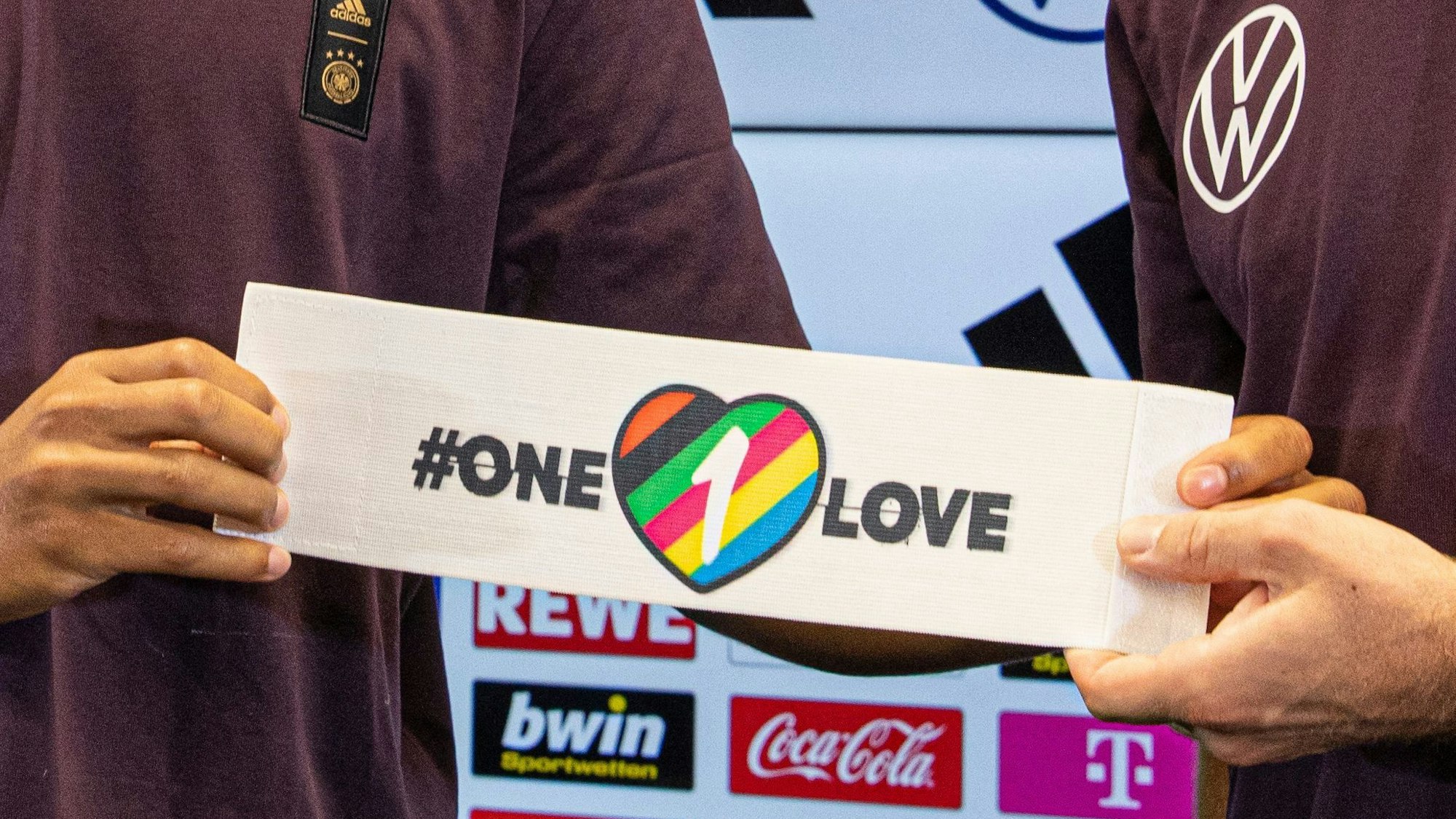 Thilo Kehrer und Jonas Hofmann präsentieren die deutsche Kapitänsbinde.