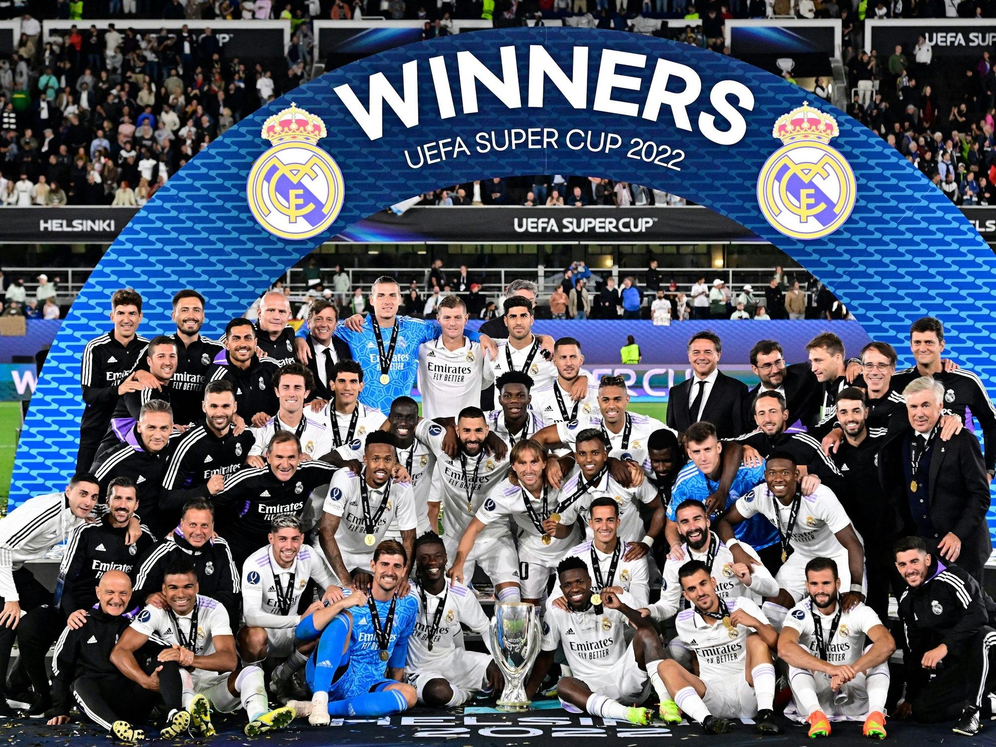 Die Mannschaft von Real Madrid posiert für die Fotografen mit dem Supercup-Pokal.