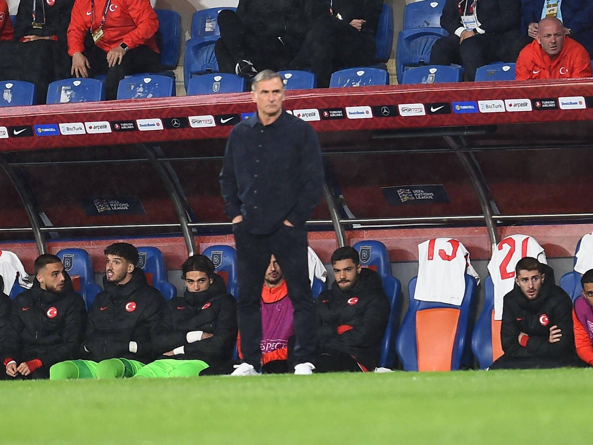Coach Stefan Kuntz steht vor der Auswechselbank der Türkei.
