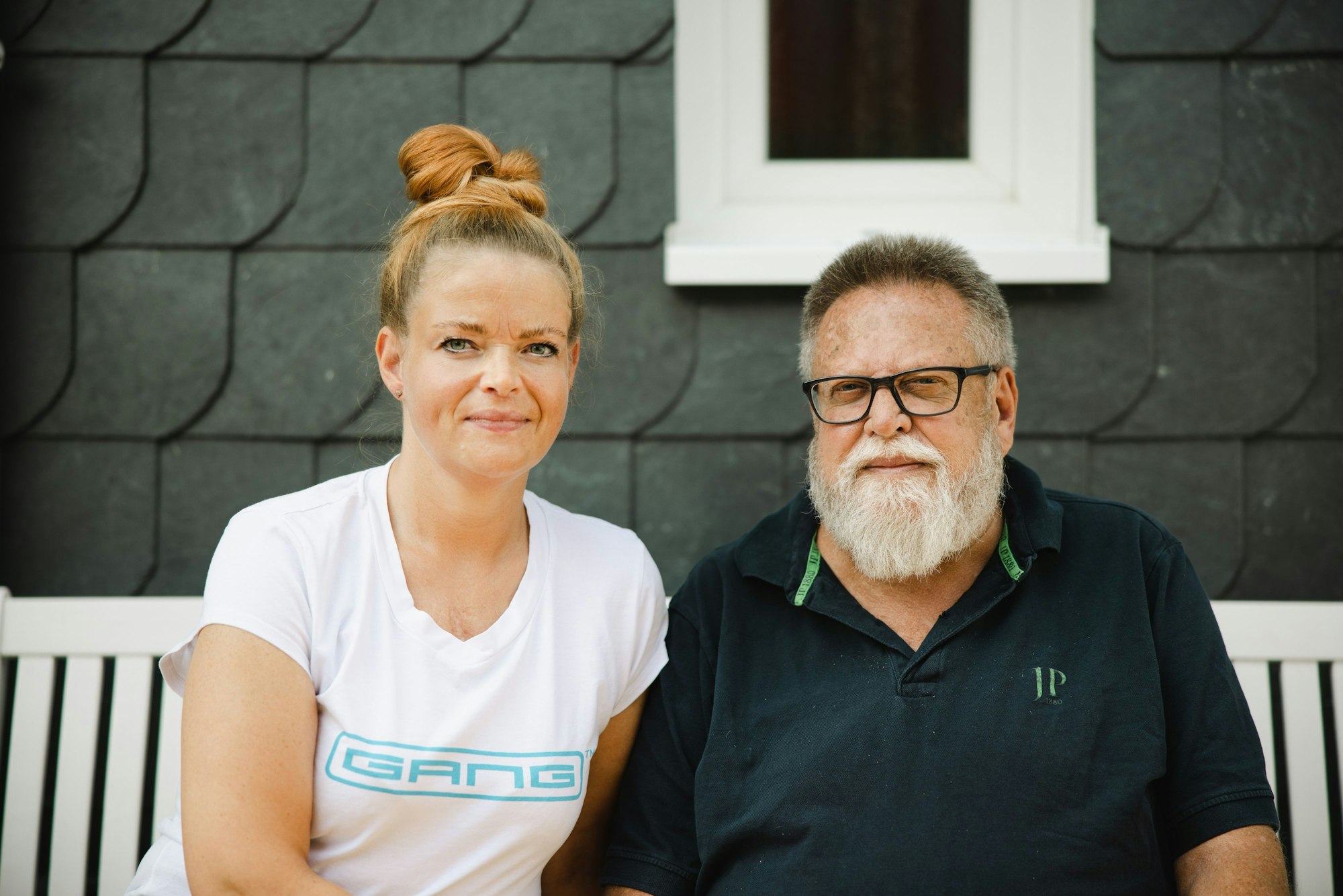 Julia und Peter Fricke sitzen im Garten der Familie in Bockenem. Peter Fricke erhielt vor gut 30 Jahren ein Spenderherz. In Folge einer verschleppten Erkältung hatte er eine Herzmuskelschwäche erlitten. Seine Tochter Julia traf mit nur 20 Jahren das gleiche Schicksal, auch sie benötigte ein neues Herz.