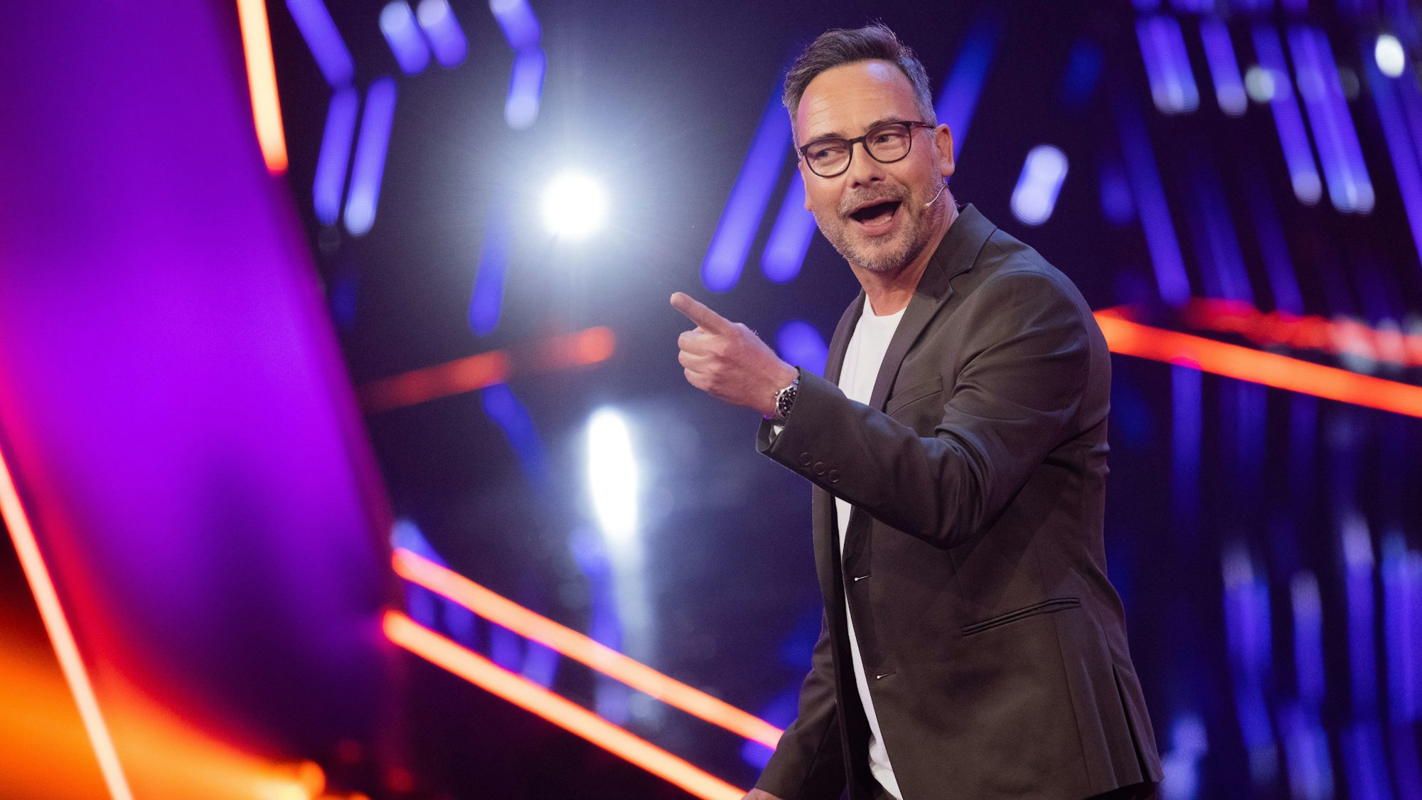 Matthias Opdenhövel bei „The Masked Singer“ auf der Bühne.