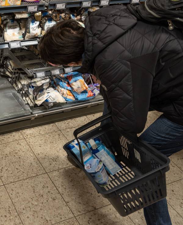 Mars hat die Lieferungen an Rewe und Edeka eingestellt. Unser undatiertes Symbolfoto zeigt eine Frau vor einem teilweise leeren Regal im Supermarkt.