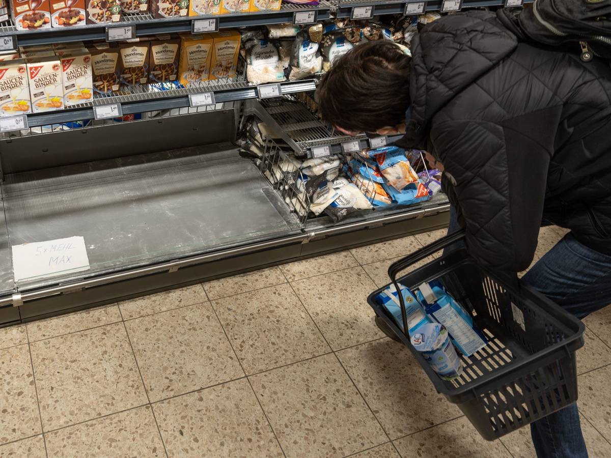 Mars hat die Lieferungen an Rewe und Edeka eingestellt. Unser undatiertes Symbolfoto zeigt eine Frau vor einem teilweise leeren Regal im Supermarkt.