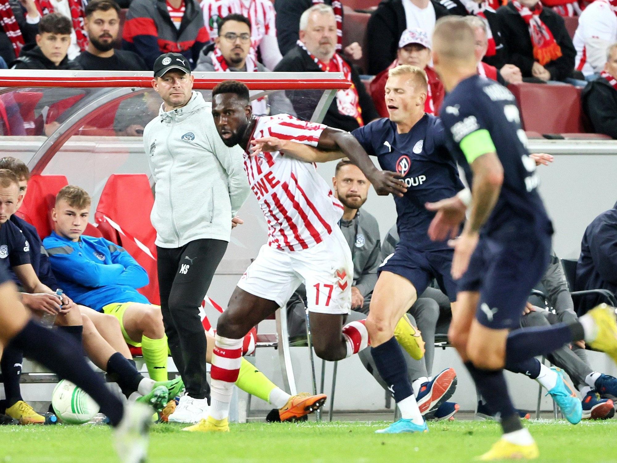 Kingsley Schindler (l.) im Zweikampf mit Vlasiy Sinyavskiy vom 1. FC Slovacko (15. September 2022).
