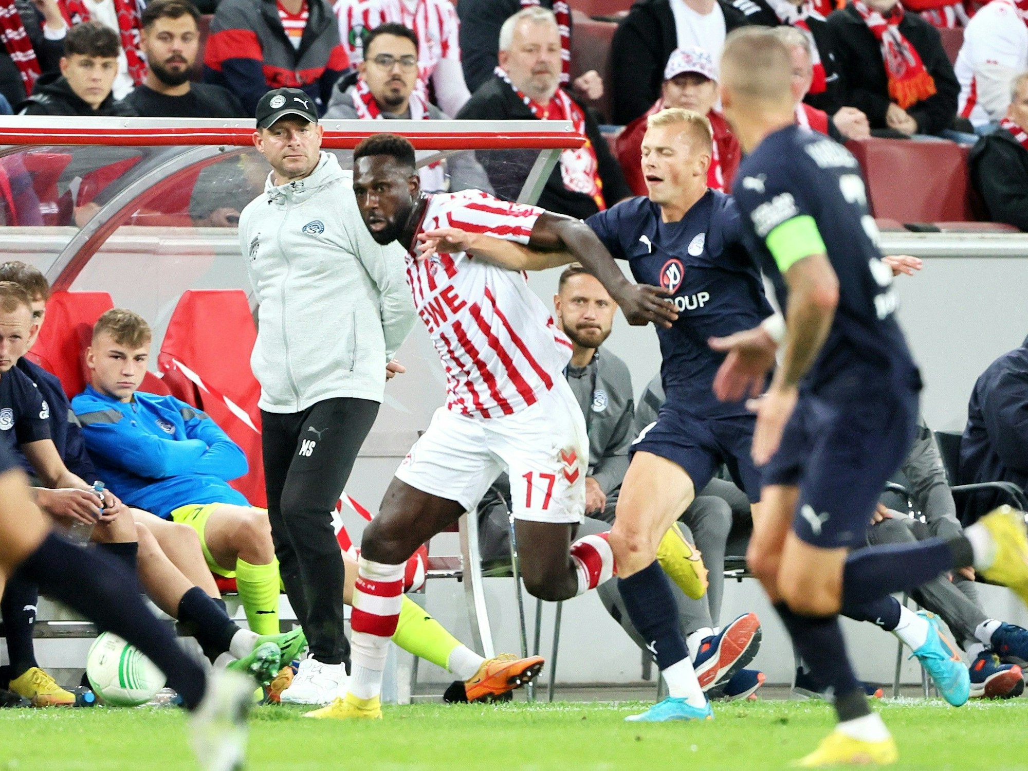 Kingsley Schindler (l.) im Zweikampf mit Vlasiy Sinyavskiy vom 1. FC Slovacko (15. September 2022).