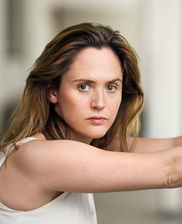 Last-Kingdom-Star Emily Cox schaut in die Kamera.