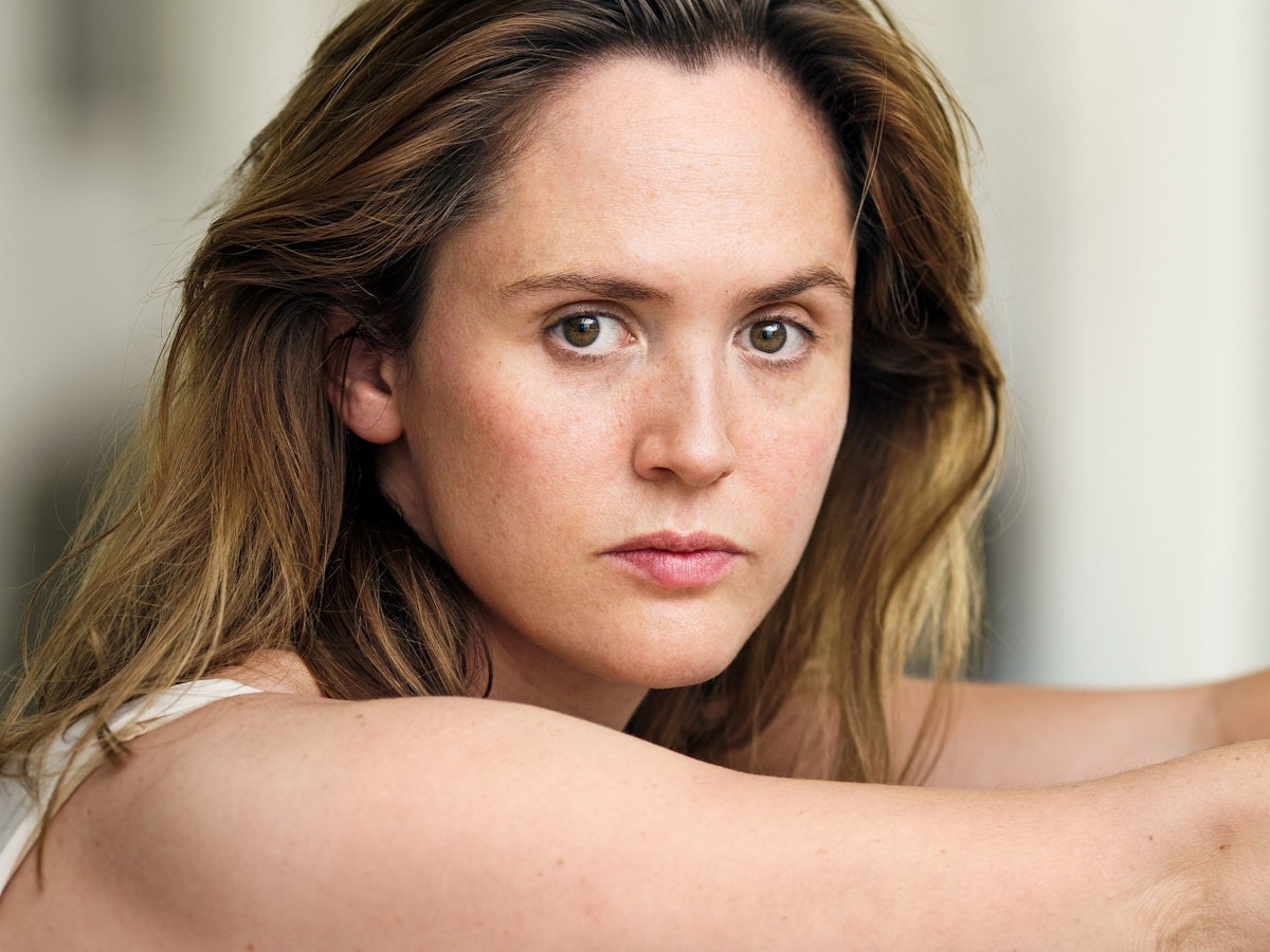 Last-Kingdom-Star Emily Cox schaut in die Kamera.