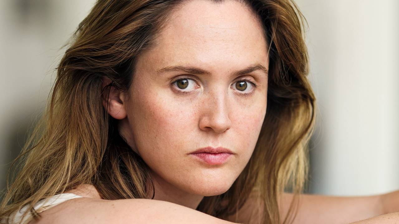 Last-Kingdom-Star Emily Cox schaut in die Kamera.