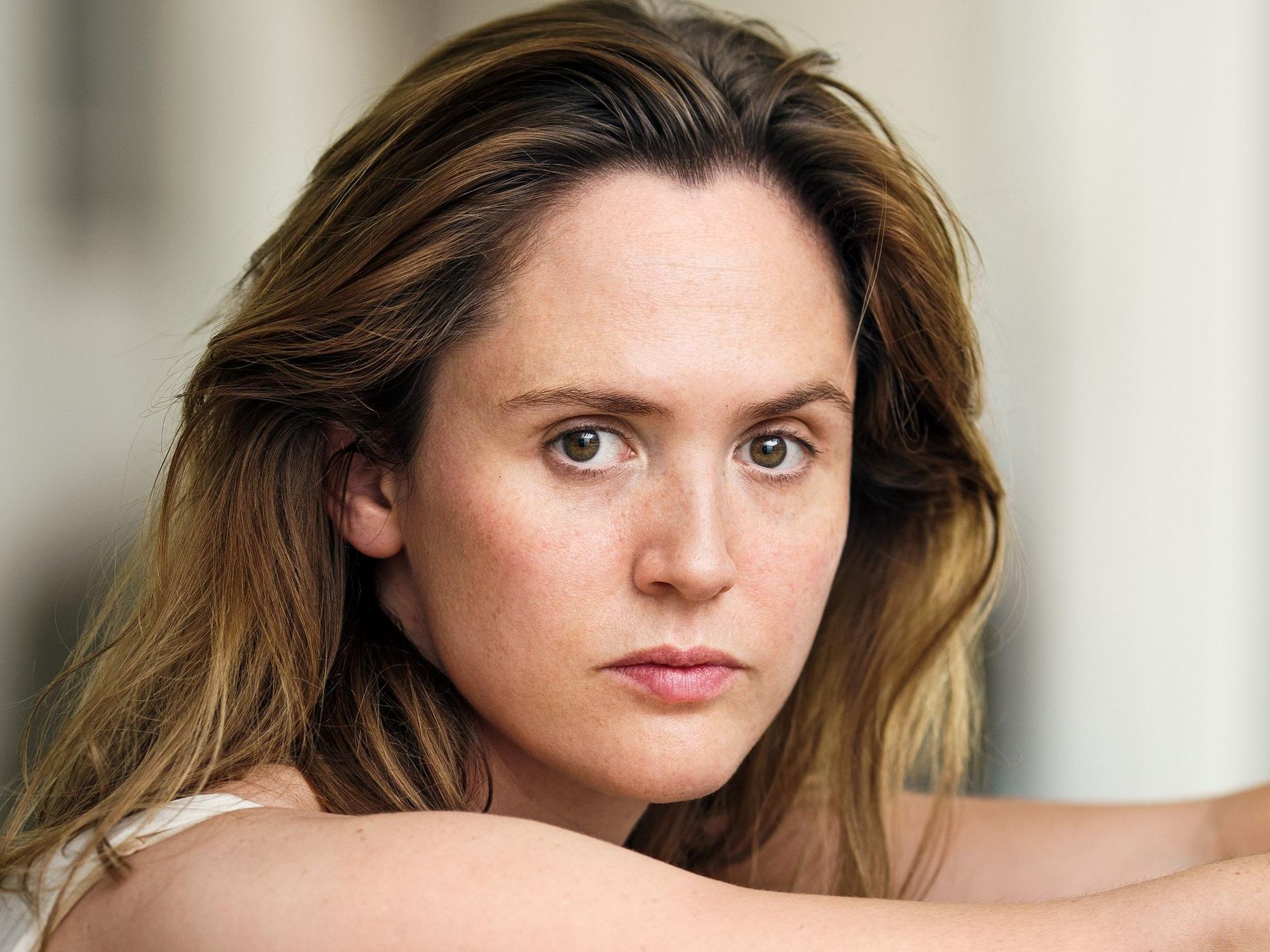 Last-Kingdom-Star Emily Cox schaut in die Kamera.