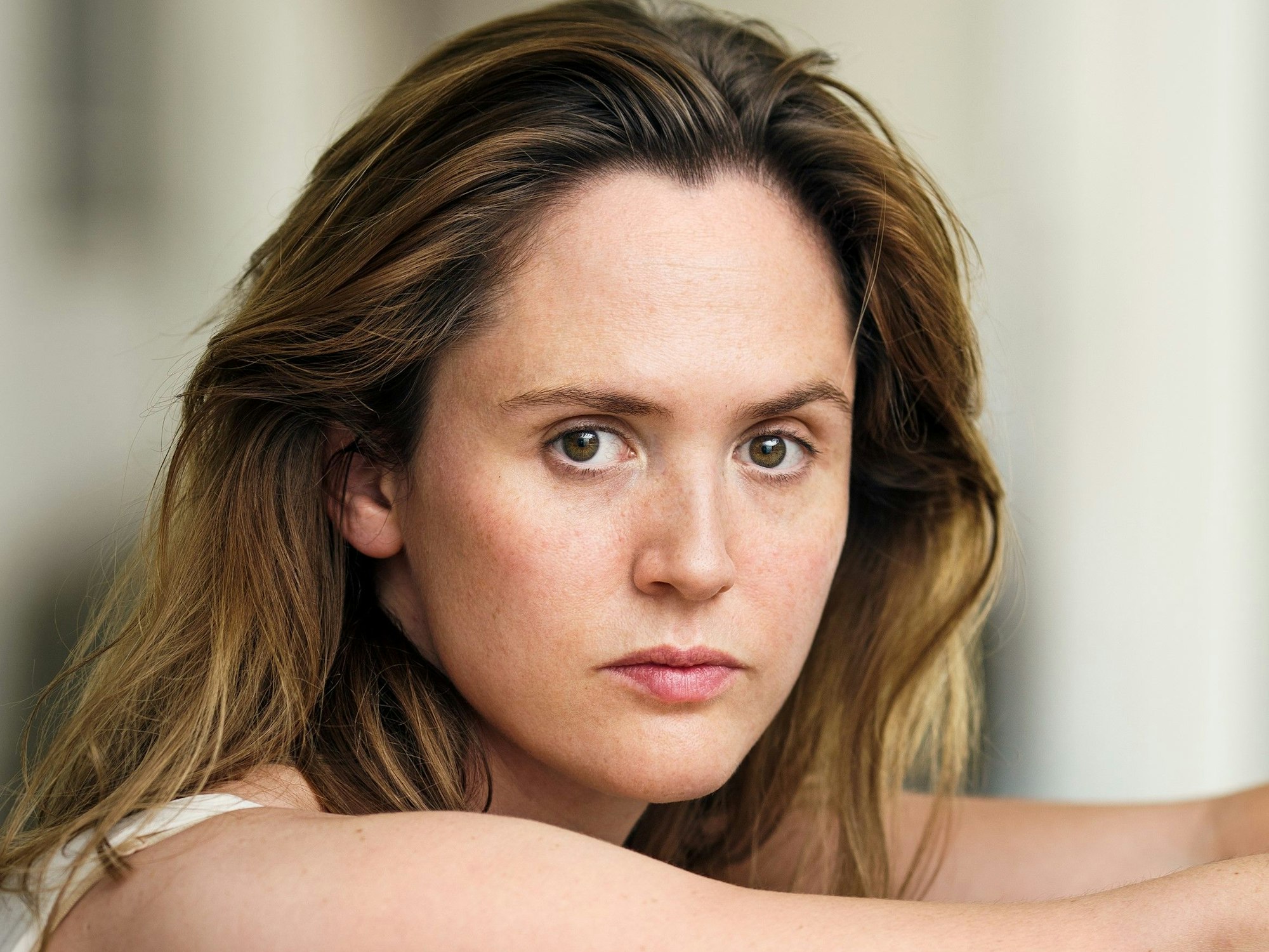 Last-Kingdom-Star Emily Cox schaut in die Kamera.