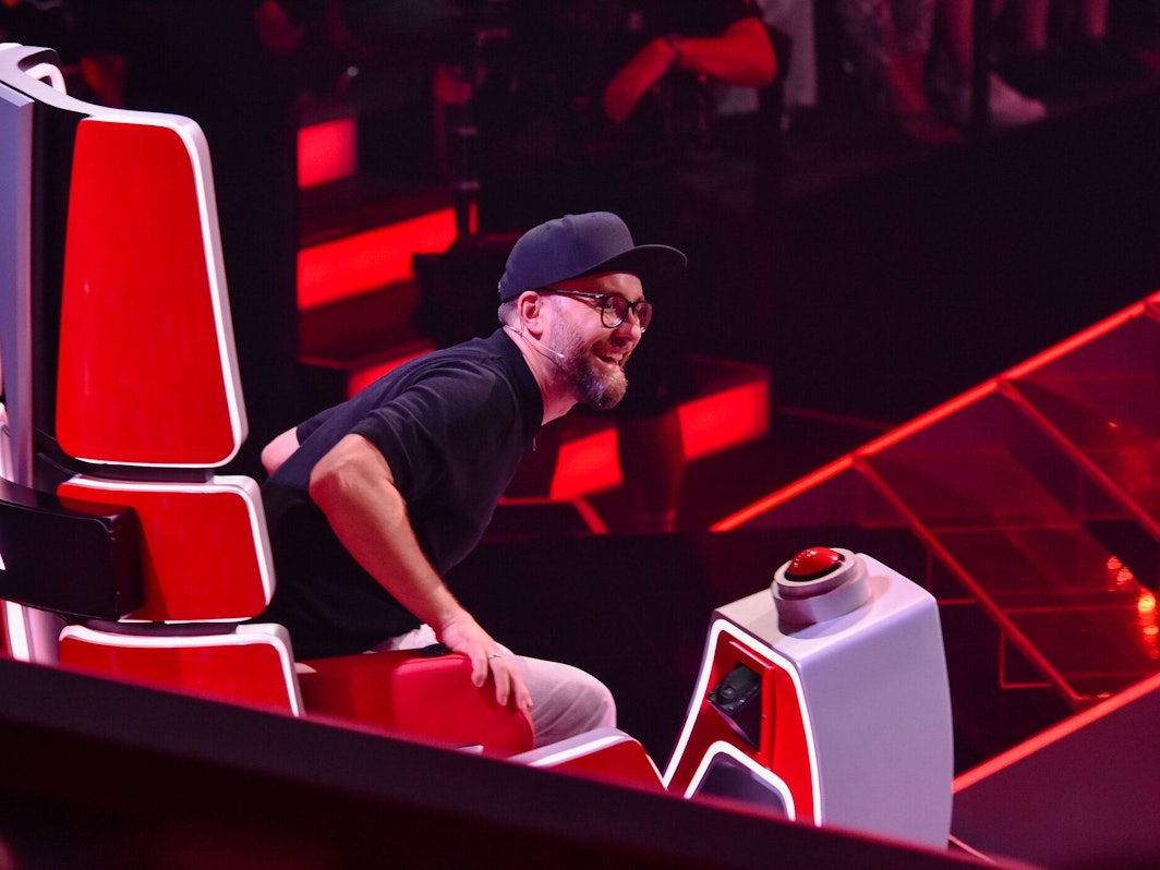 Mark Forster sitzt auf seinem Coach-Stuhl bei „The Voice of Germany“.