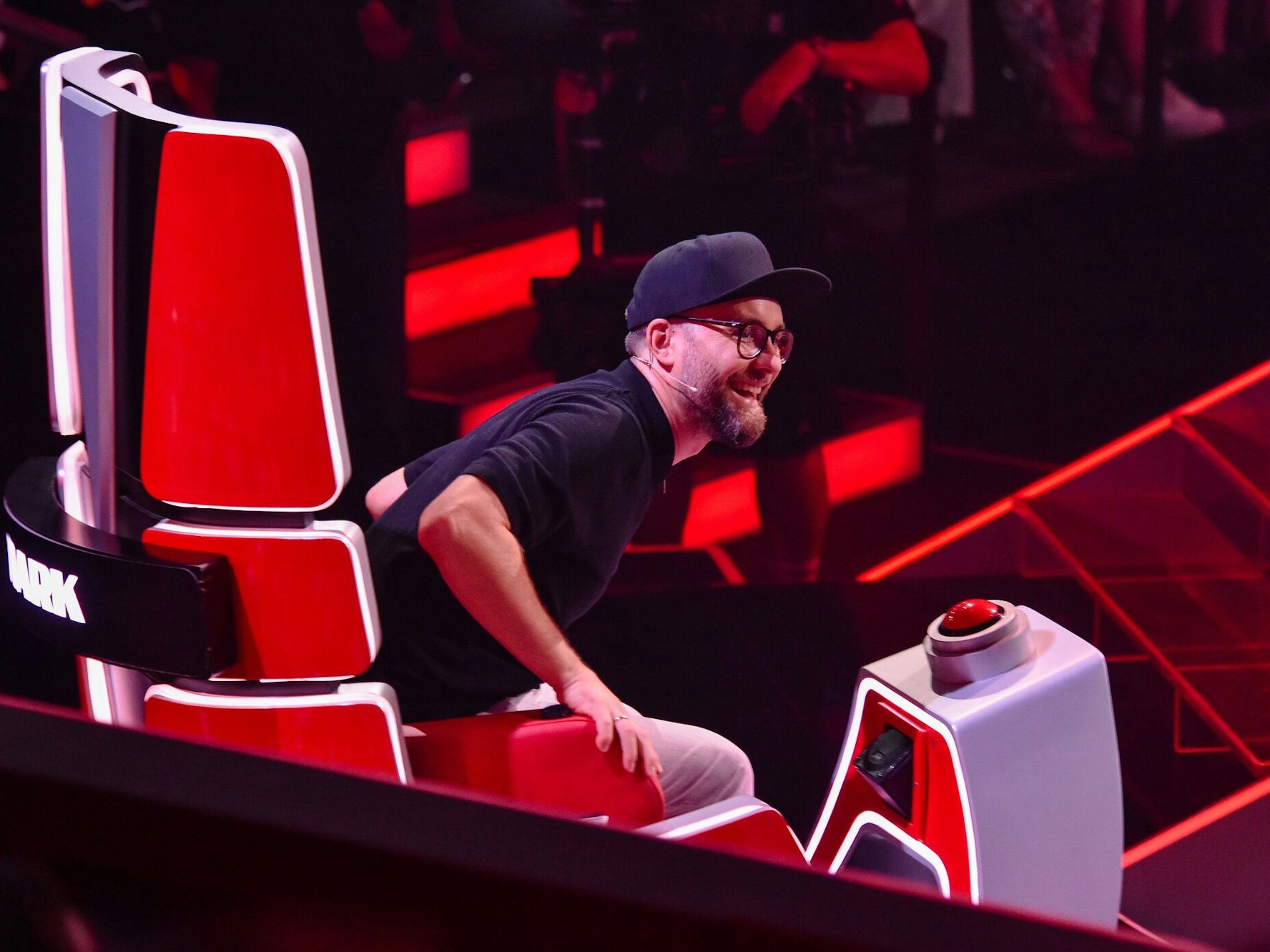 Mark Forster sitzt auf seinem Coach-Stuhl bei „The Voice of Germany“.