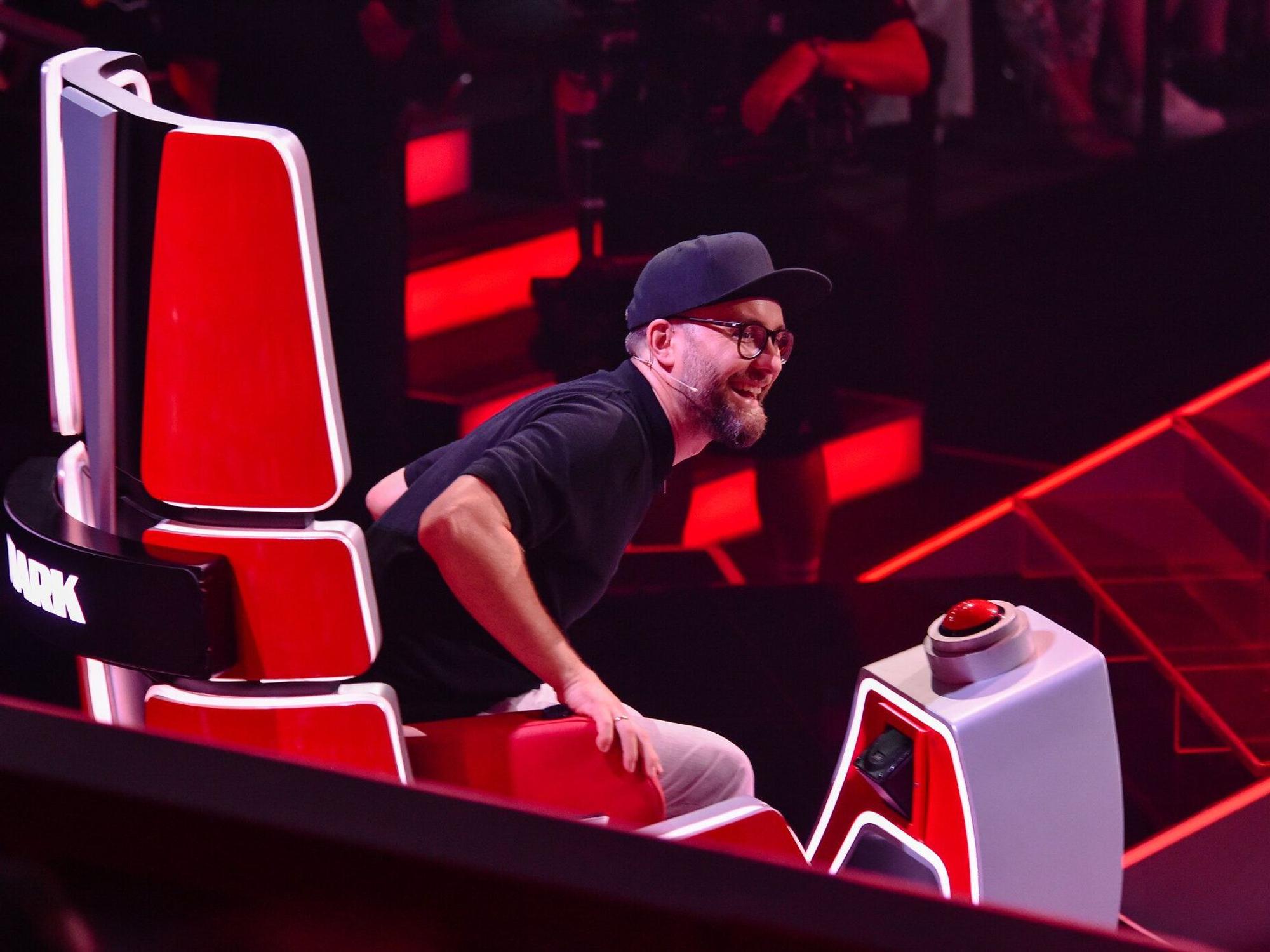 Mark Forster sitzt auf seinem Coach-Stuhl bei „The Voice of Germany“.