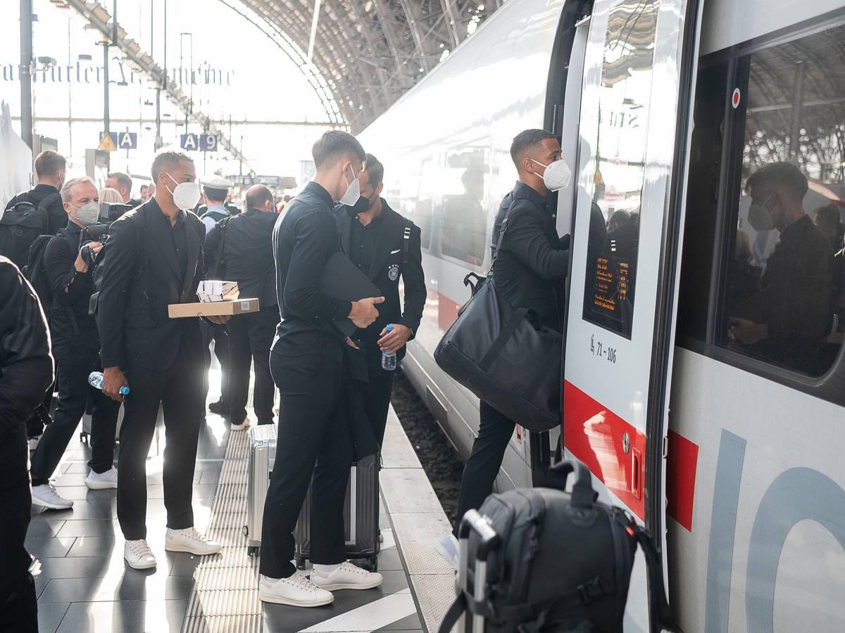 Die Nationalspieler Lukas Nmecha (l-r), Nico Schlotterbeck und Jamal Musiala steigen in den ICE ein.
