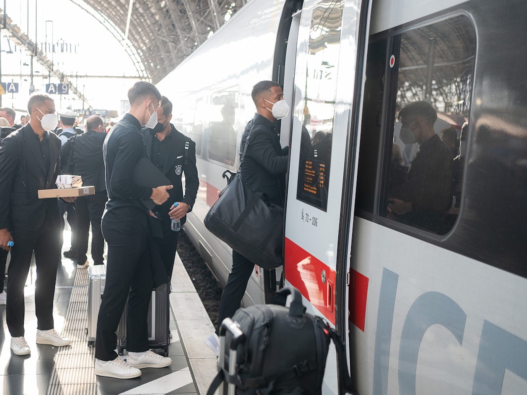 Die Nationalspieler Lukas Nmecha (l-r), Nico Schlotterbeck und Jamal Musiala steigen in den ICE ein.