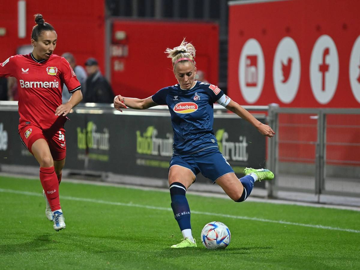 Kölns Mandy Islacker schlägt eine Flanke.