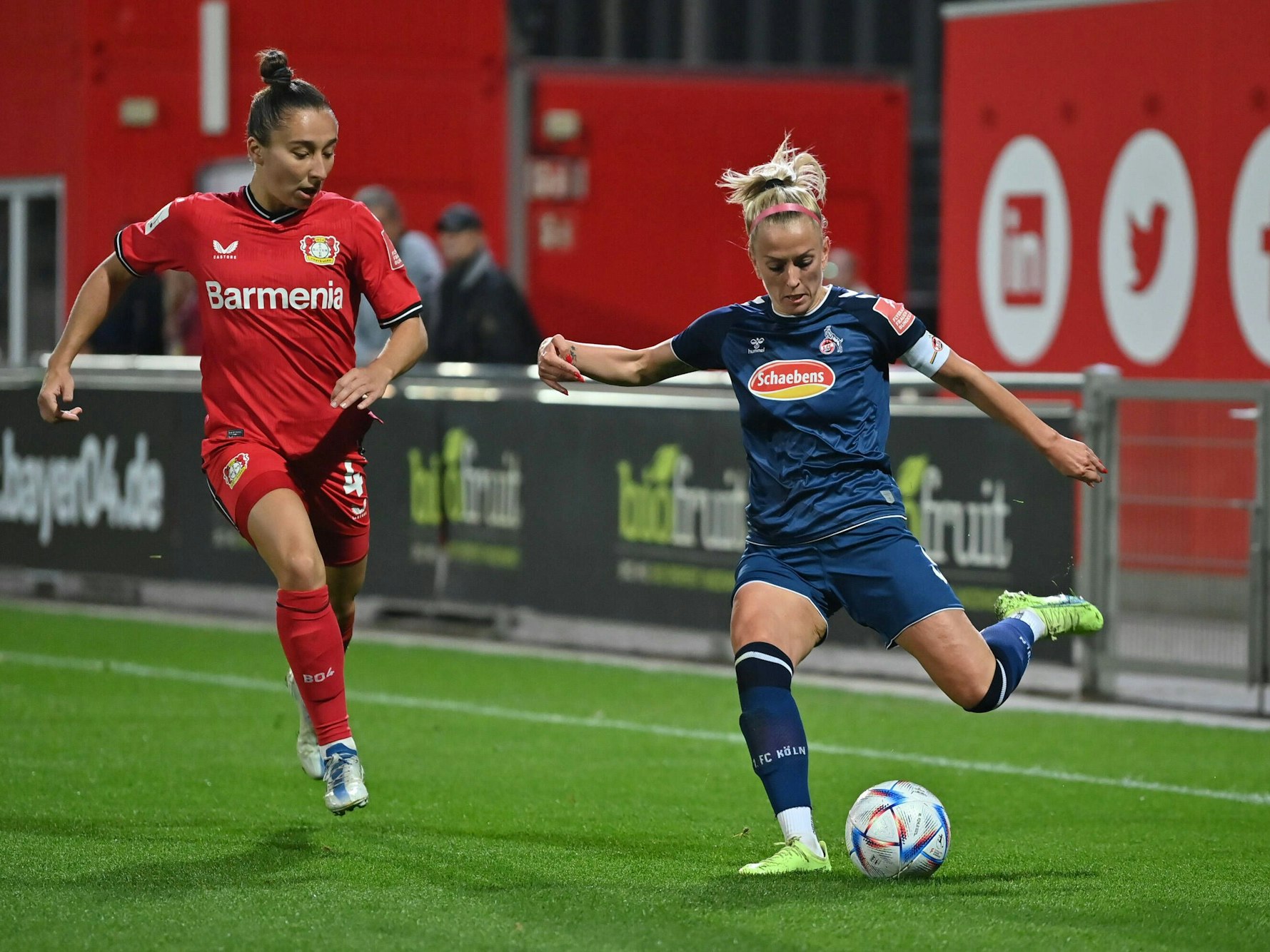 Kölns Mandy Islacker schlägt eine Flanke.