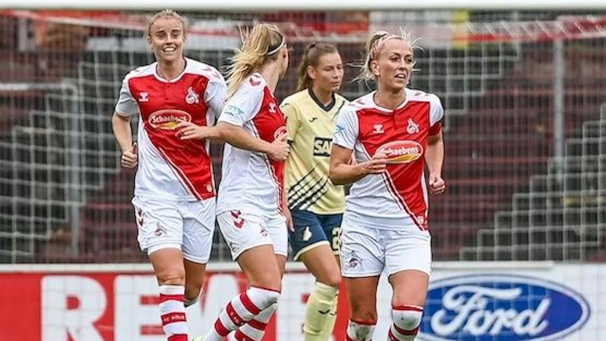 Die Torschützin Mandy Islacker des 1. FC Köln jubelt nach ihrem Tor zum 3:0 per Elfmeter gegen die TSG Hoffenheim am 17. September 2022.