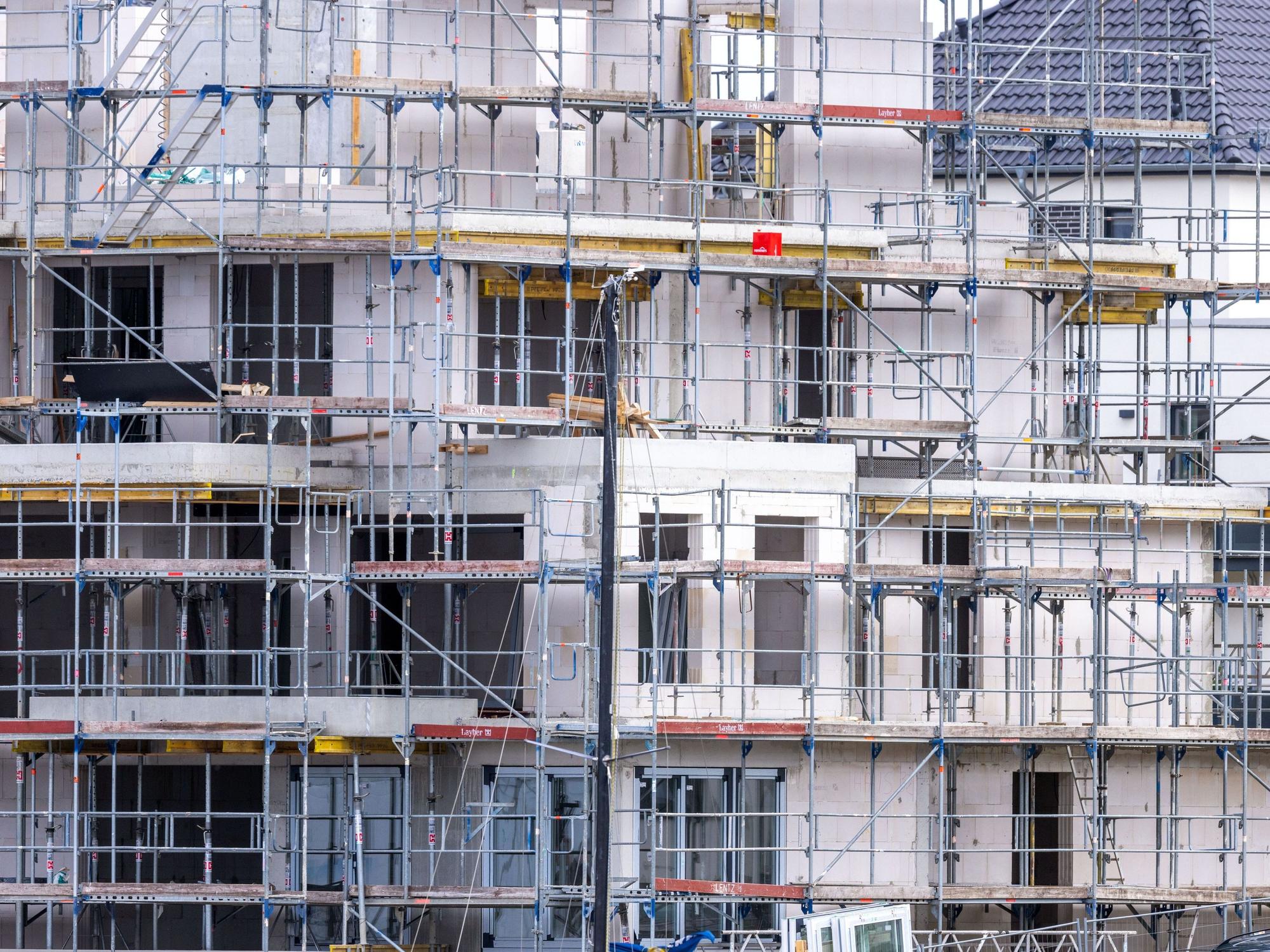 Auf diesem Symbolbild vom 08. Juli 2022 ist eine Baustelle in Rostock abgebildet.