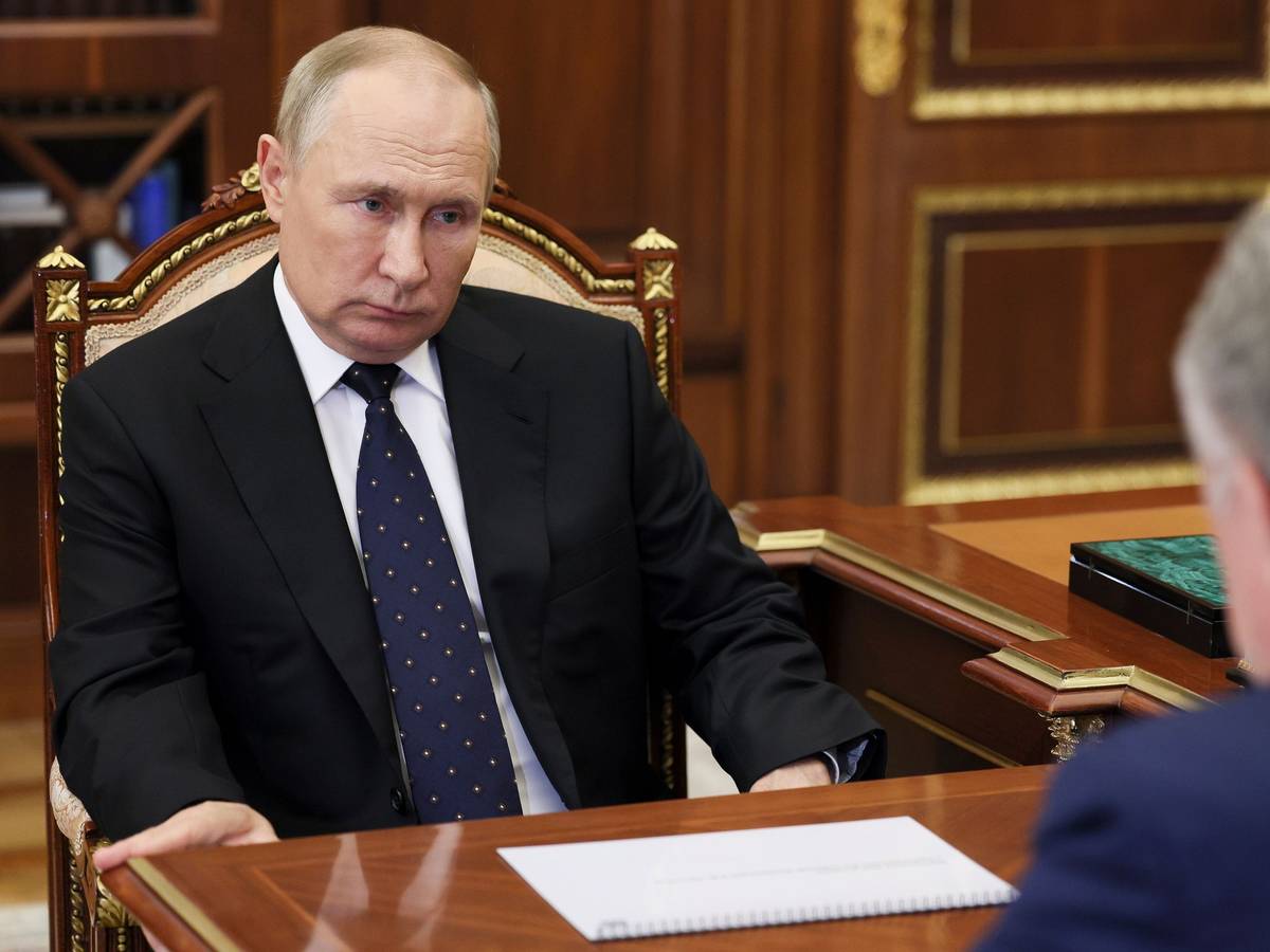 Kremlchef Putin lässt in den besetzten Gebieten Scheinreferenden durchführen und hat eine Teilmobilmachung der Streitkräfte verkündet. Hier ist er am 22. September zusammen mit Vitaly Mutko, dem Vorstandsvorsitzenden von DOM.RF, im Kreml zu sehen.