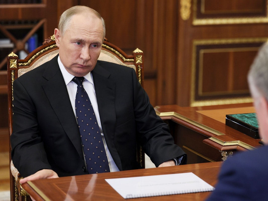 Kremlchef Putin lässt in den besetzten Gebieten Scheinreferenden durchführen und hat eine Teilmobilmachung der Streitkräfte verkündet. Hier ist er am 22. September zusammen mit Vitaly Mutko, dem Vorstandsvorsitzenden von DOM.RF, im Kreml zu sehen.