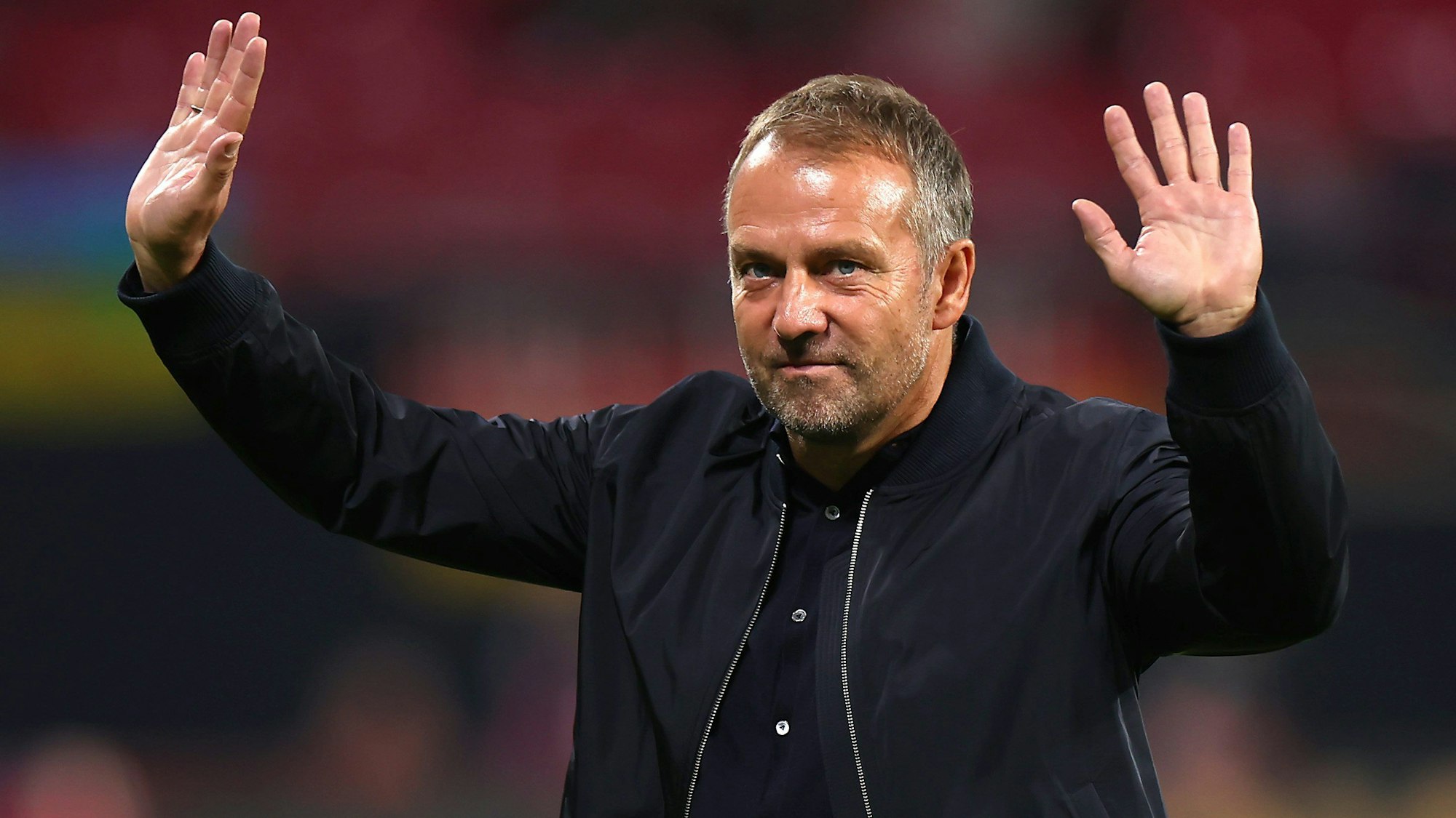 Hansi Flick winkt ins Publikum.