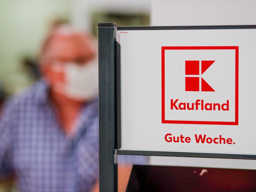 Das Kaufland-Logo im Potsdamer Hauptbahnhof: Einige Kundinnen beschwerten sich bei Kaufland über ein Sonderangebot.
