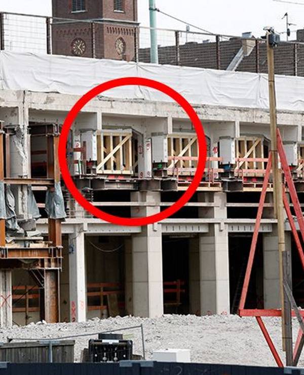 Bei den Sanierungsarbeiten an der Mülheimer Brücke wurde ein Bauteil beschädigt, sodass zurzeit keine Straßenbahnen die Brücke überqueren dürfen. Im rot eingekreisten Bereich wurde ein Teil des Bauwerks ungeplant abgebrochen, obwohl dort noch keine Verstärkungen eingebaut sind.