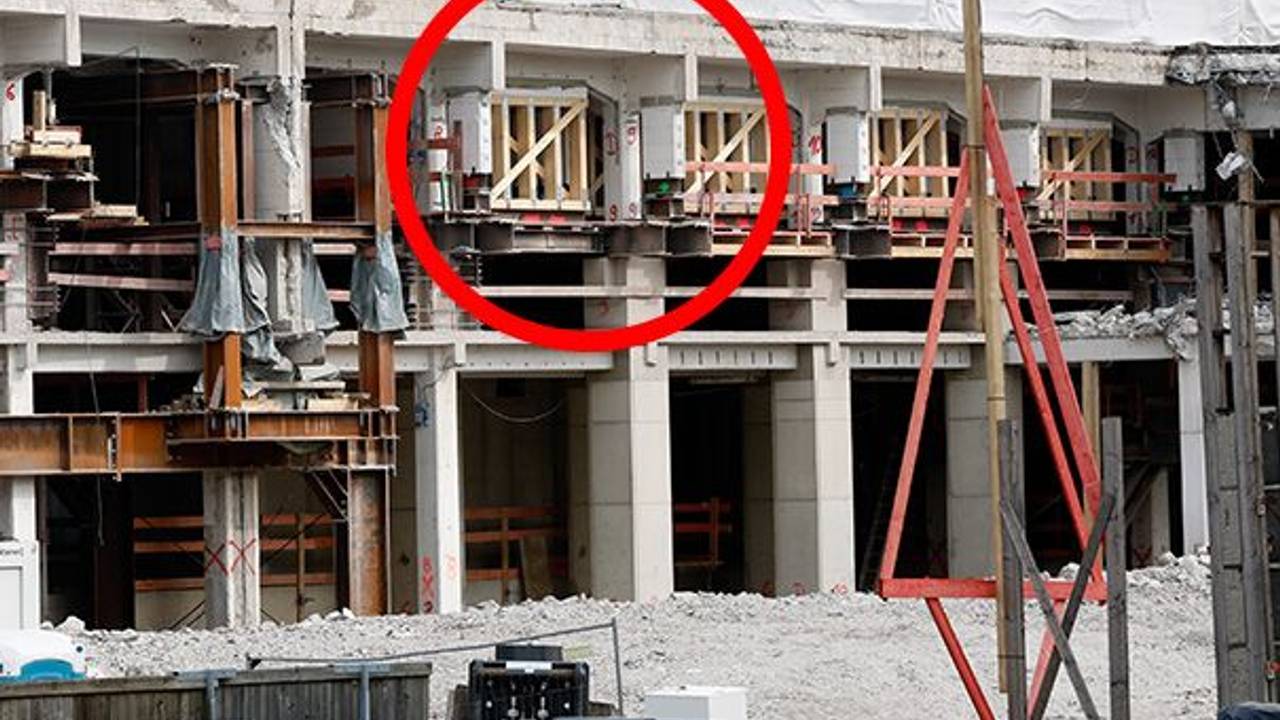 Bei den Sanierungsarbeiten an der Mülheimer Brücke wurde ein Bauteil beschädigt, sodass zurzeit keine Straßenbahnen die Brücke überqueren dürfen. Im rot eingekreisten Bereich wurde ein Teil des Bauwerks ungeplant abgebrochen, obwohl dort noch keine Verstärkungen eingebaut sind.