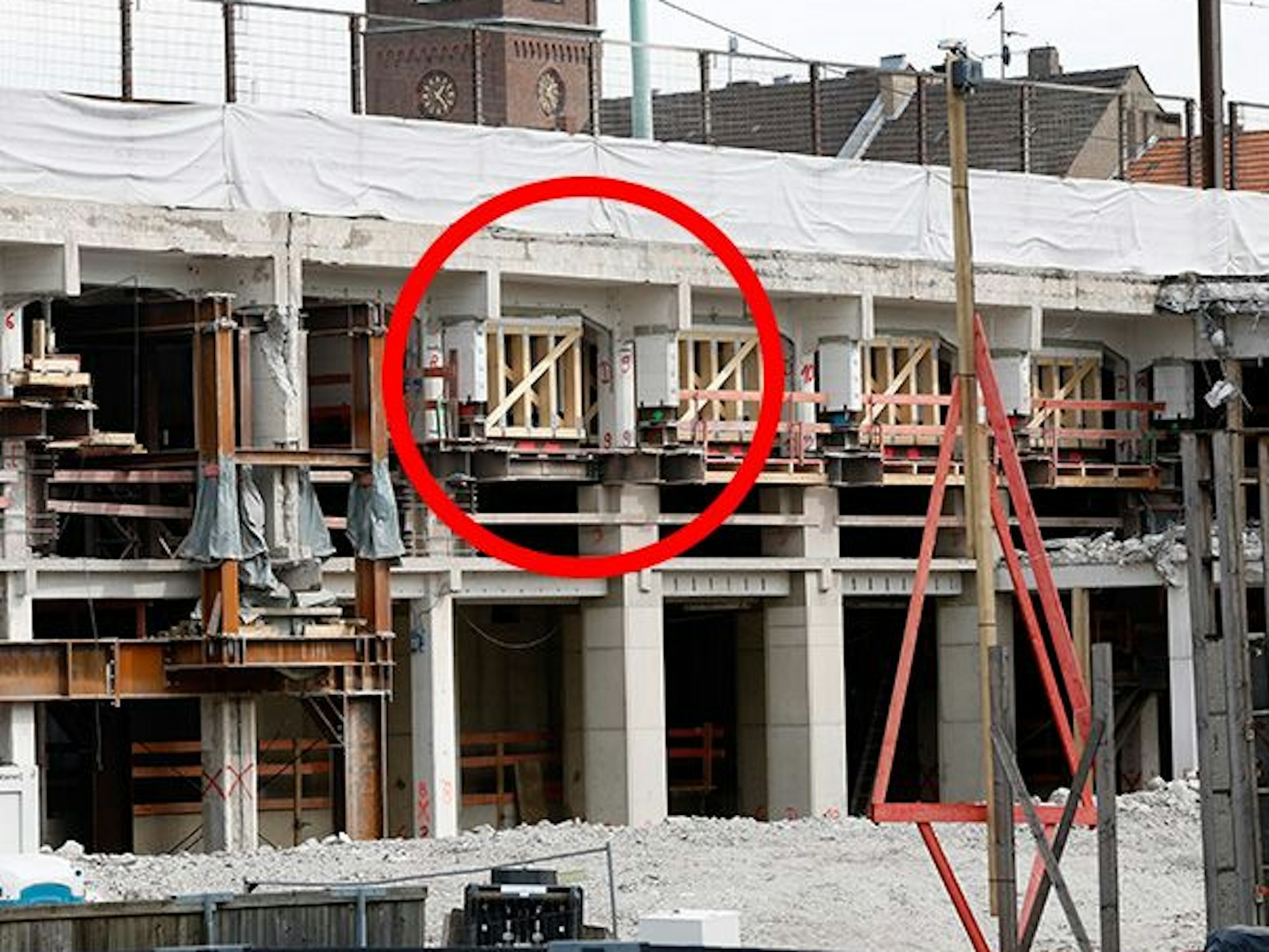 Bei den Sanierungsarbeiten an der Mülheimer Brücke wurde ein Bauteil beschädigt, sodass zurzeit keine Straßenbahnen die Brücke überqueren dürfen. Im rot eingekreisten Bereich wurde ein Teil des Bauwerks ungeplant abgebrochen, obwohl dort noch keine Verstärkungen eingebaut sind.